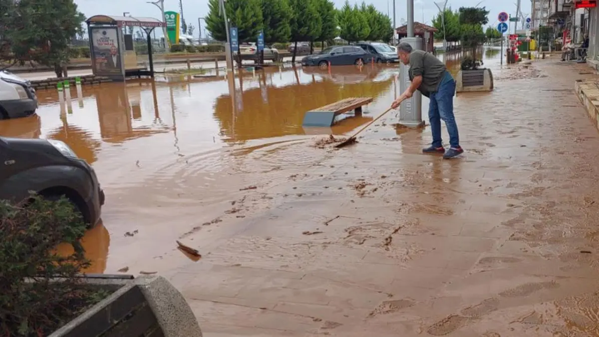 Rize’de sel felaketi! 2 gün önce aldığı araç sular altında kaldı