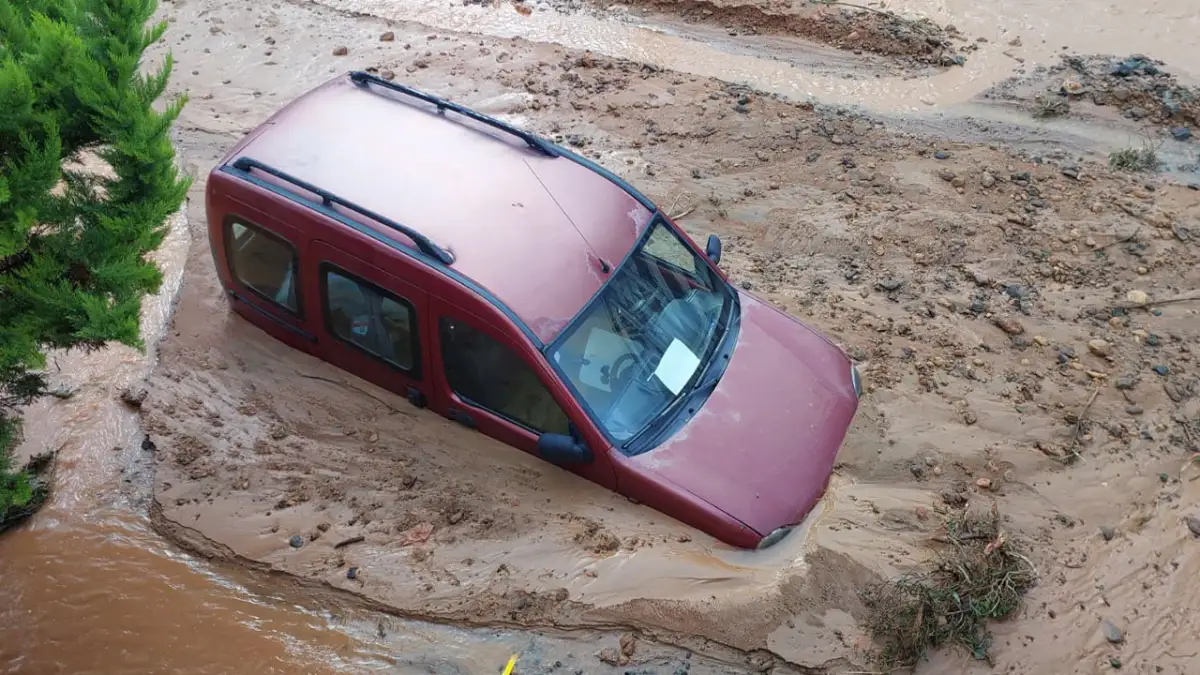Rize’de sel sonrası 2 ilçe ve sahil yolu sular altında