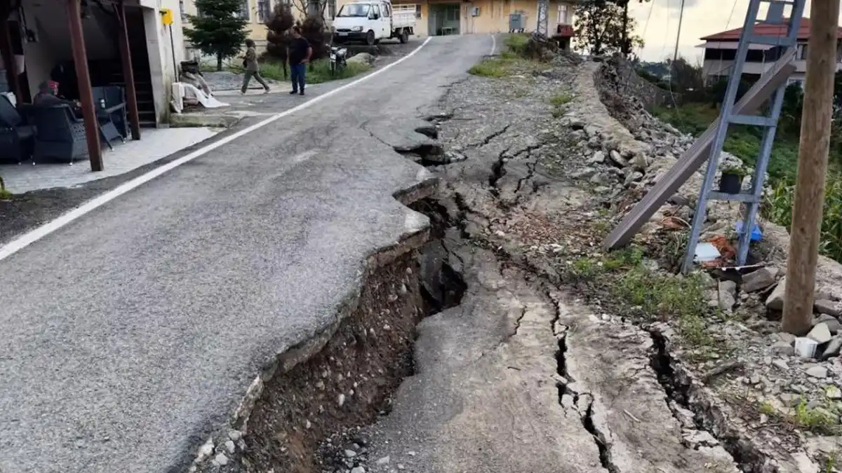 Rize’de sel yolu çökertti! İstinat duvarı faciayı önledi