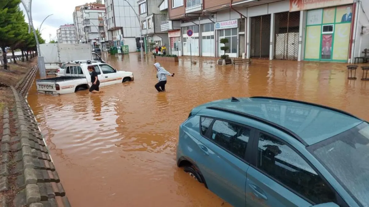 Rize’de şiddetli yağış! 9 mahalle ve 7 köy yolu kapandı