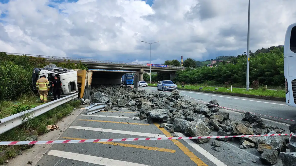 Rize’de taş yüklü kamyon devrildi, ortalık savaş alanına döndü