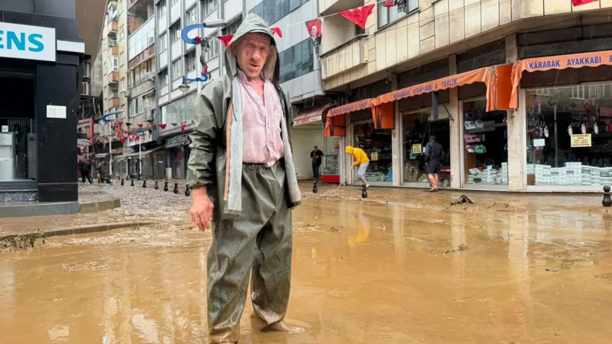 Rize’yi sağanak vurdu! Pazar’da iş yerleri sular altında kaldı