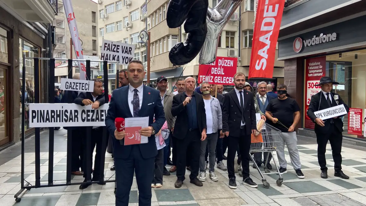Saadet Partisi’nden Trabzon’da “3Y” protestosu! Ekmek, kelepçe ve parmaklıkla