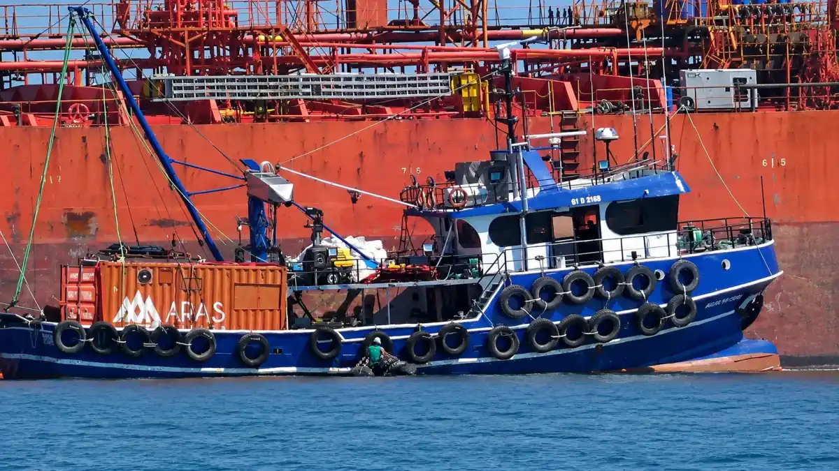 Samsun açıklarında dikkat çeken gelişme: Tanker kıyıya vurdu
