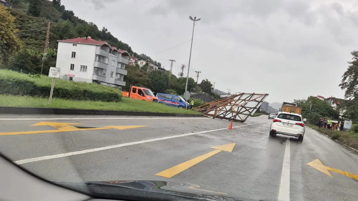 Şiddetli rüzgar evin çatısını Karadeniz Sahil Yolu’na uçurdu