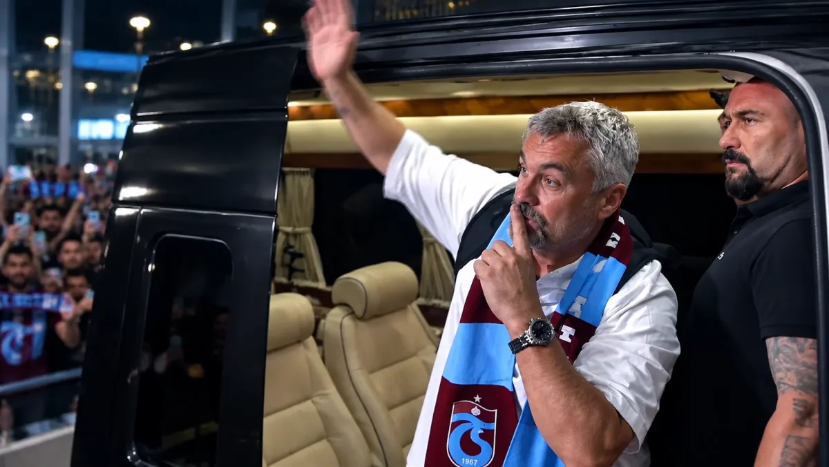 Thomas Reis Trabzonspor atkısını taktı, taraftarlarla üçlü çektirdi