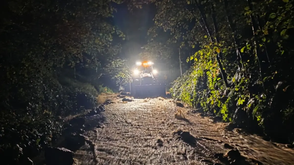 Trabzon Arsin’de heyelan! Yol ulaşıma kapandı