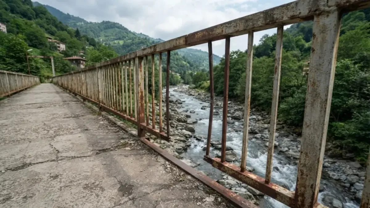 Trabzon’da göz göre göre tehlike! Köprü korkulukları çürüdü