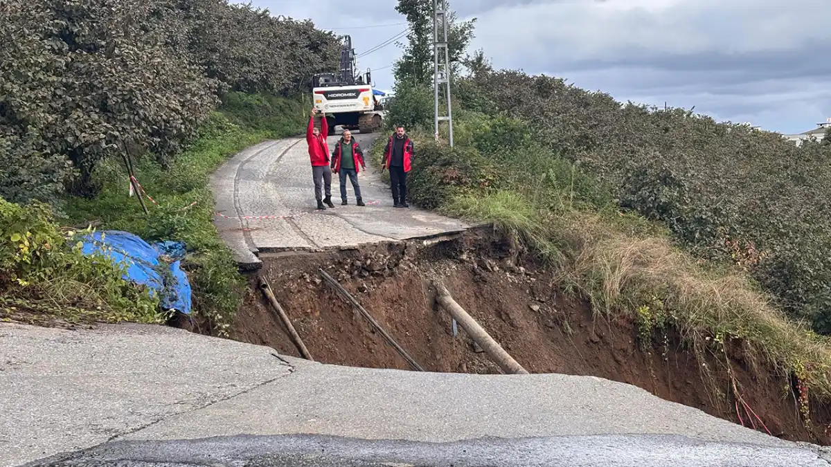 Trabzon’da heyelan dehşeti! Araç dereye sürüklendi, 2 kişi yaralandı