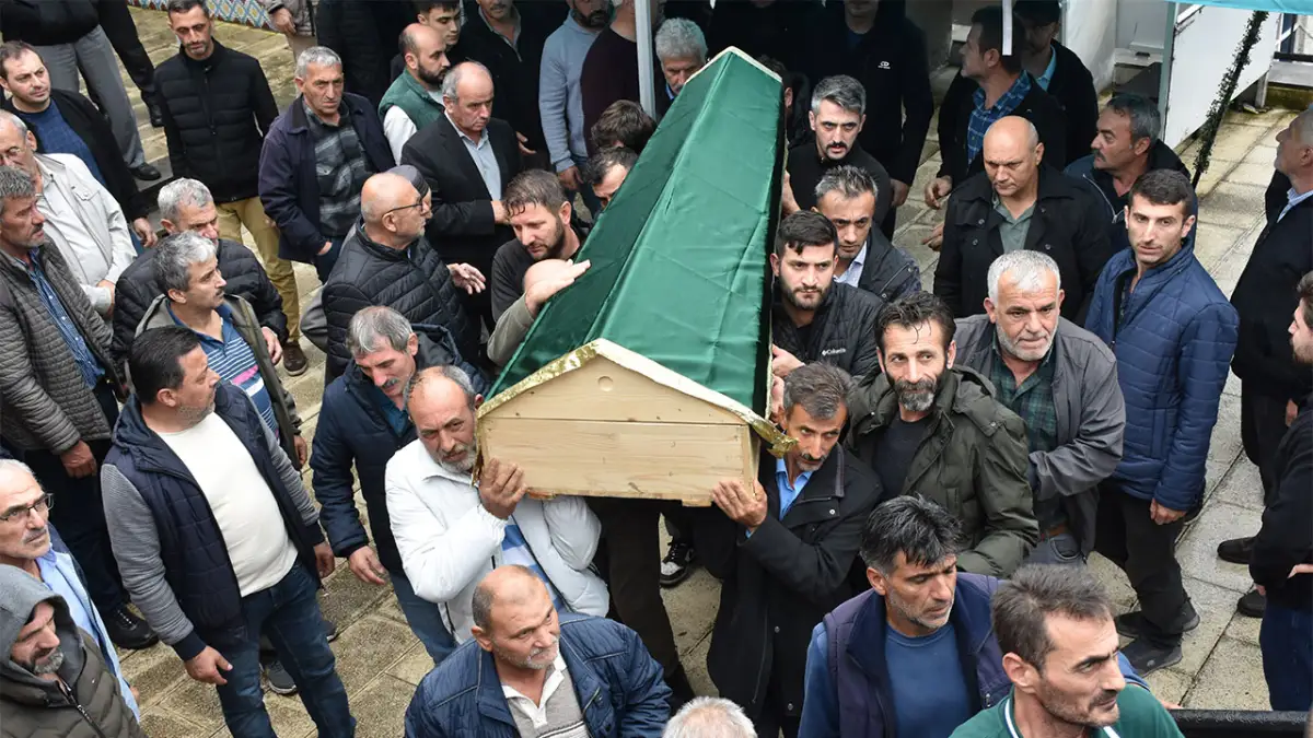 Trabzon’da toprak altında kalan Ali Turhal son yolculuğuna uğurlandı