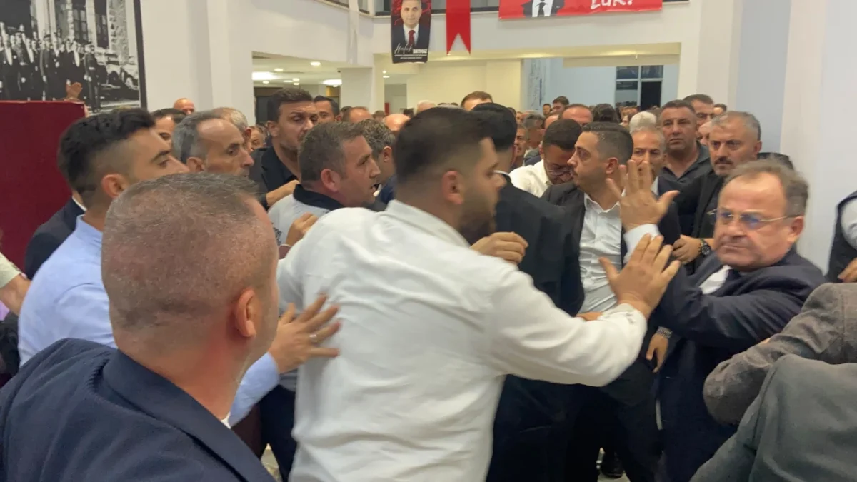Trabzon'da Yeni parti Ortahisar ilçe kongresinde gergin anlar! Ortalık bir anda karıştı