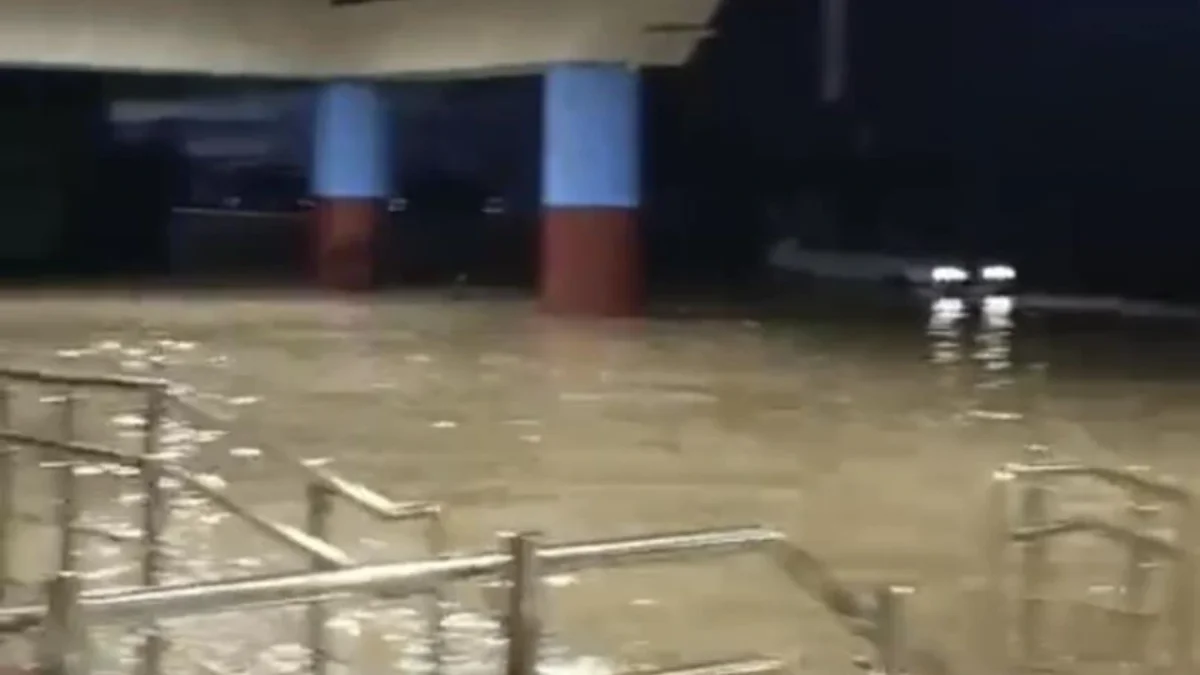 Trabzon Havalimanı'nda sağanak şoku! Otopark sularla kaplandı