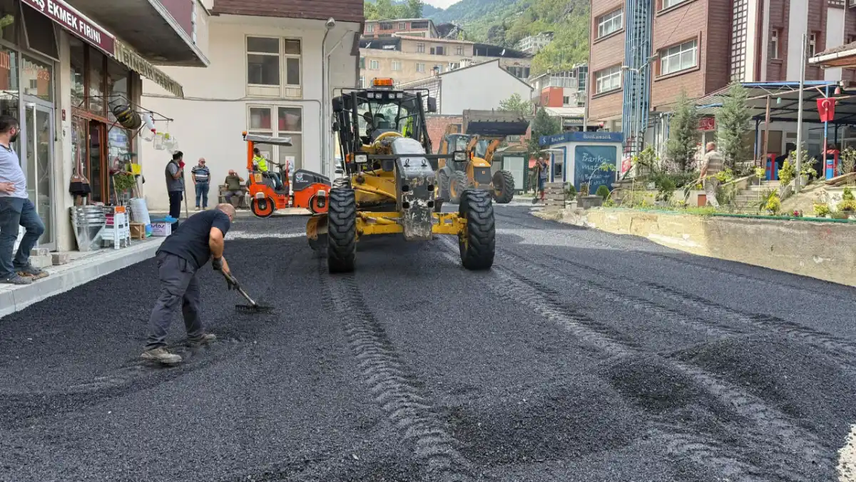 Trabzon’un 14 ilçesinde yollar için yoğun çalışma