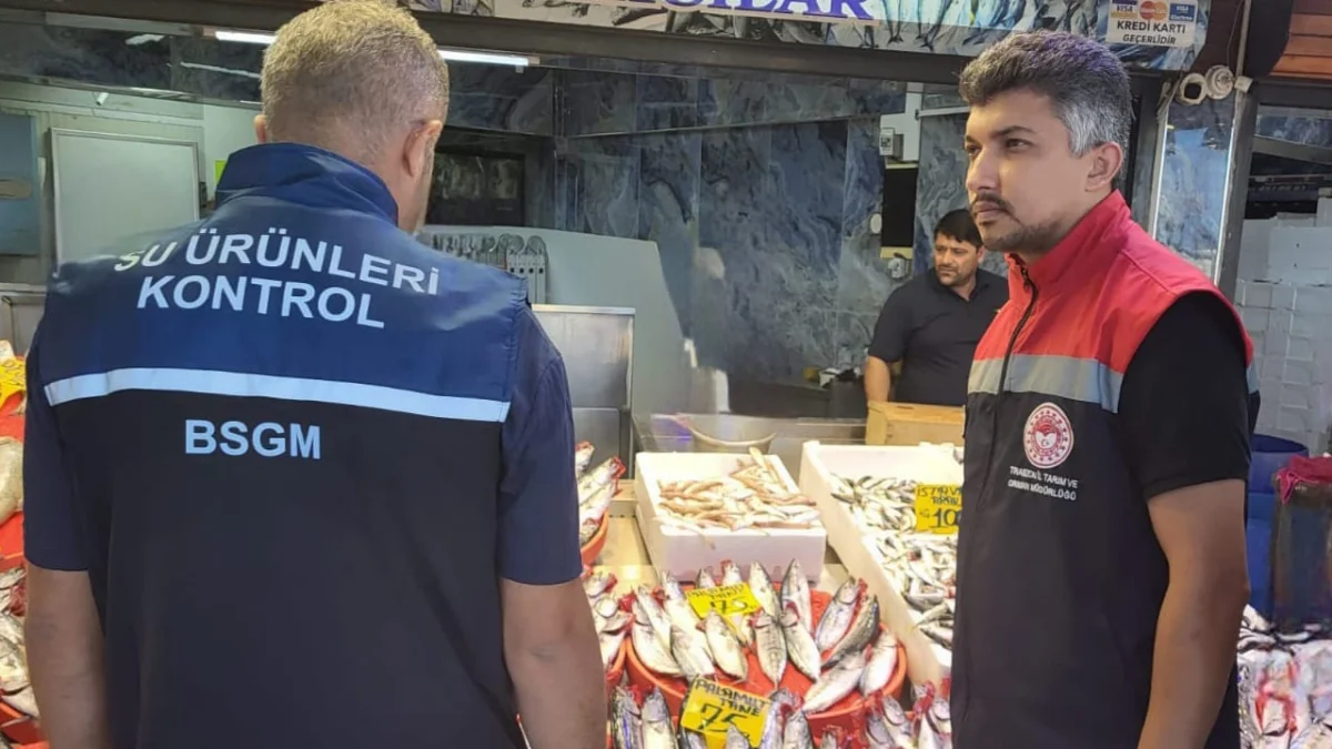 Trabzon’da balık tezgâhları denetlendi! Tazelik tek tek incelendi