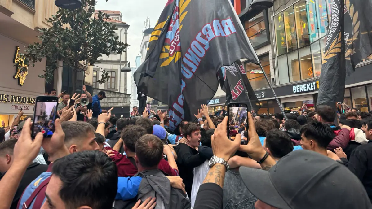 Trabzon’da Galatasaray maçı öncesi büyük coşku! Taraftar meydanı doldurdu