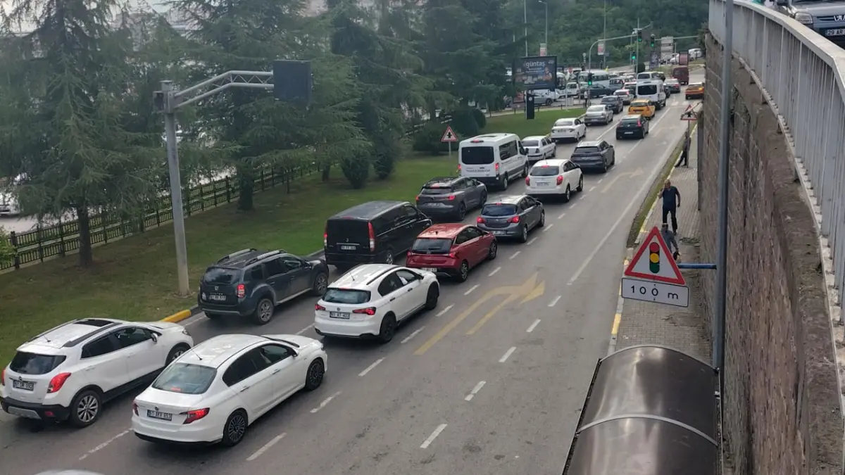 Trabzon’da okullar açıldı, trafik yoğunluğu başladı