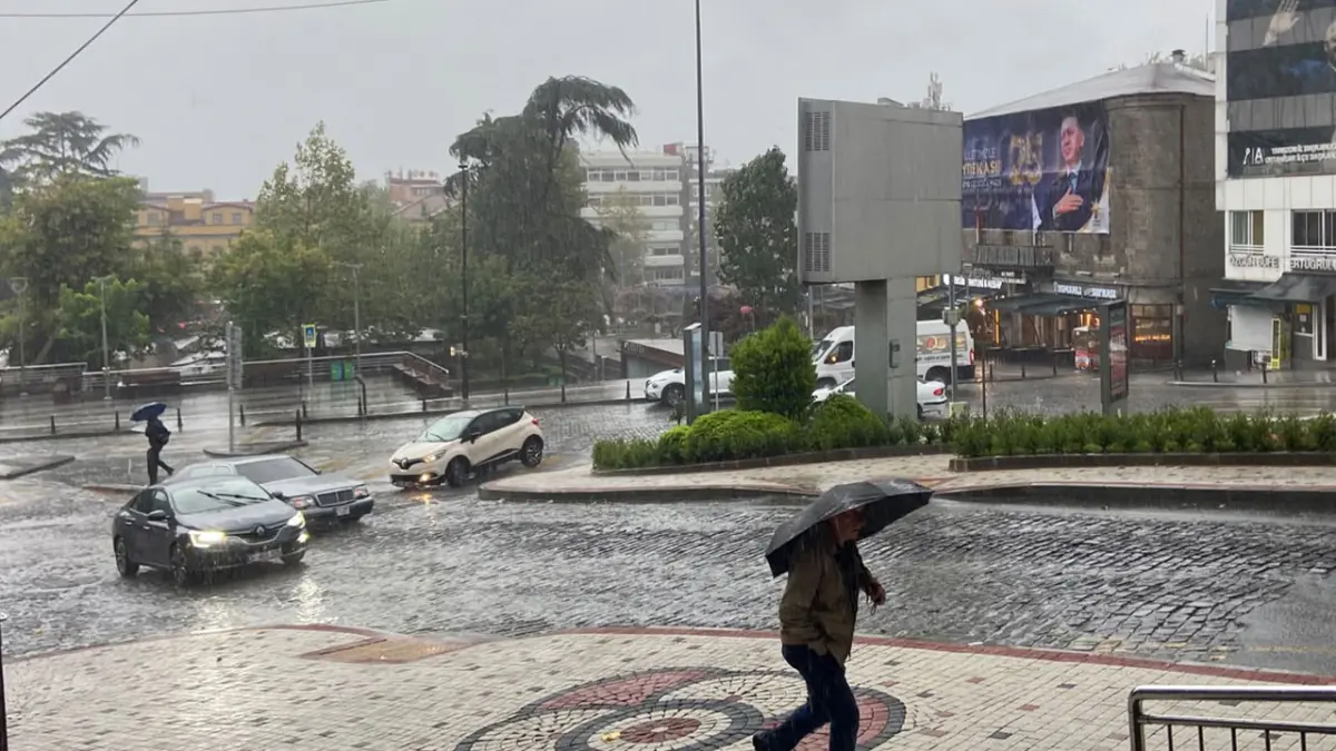 Trabzon’da sağanak yağış etkisini gösterdi