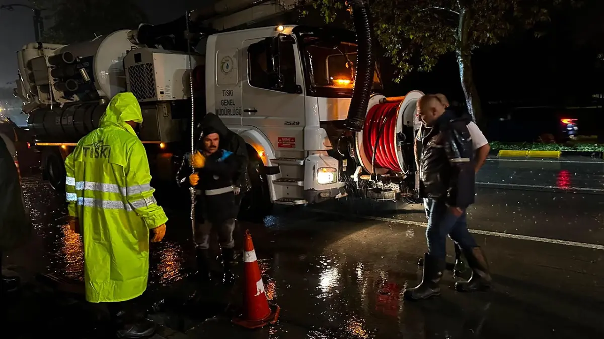 Trabzon’da sağanak yağış mesaisi: Büyükşehir ekipleri sahada
