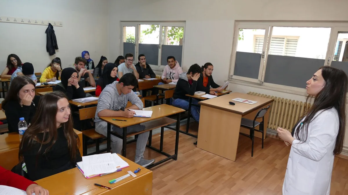 Trabzon’da üniversite kurslarında yeni uygulama! Eğitim kadrolu öğretmenlerden