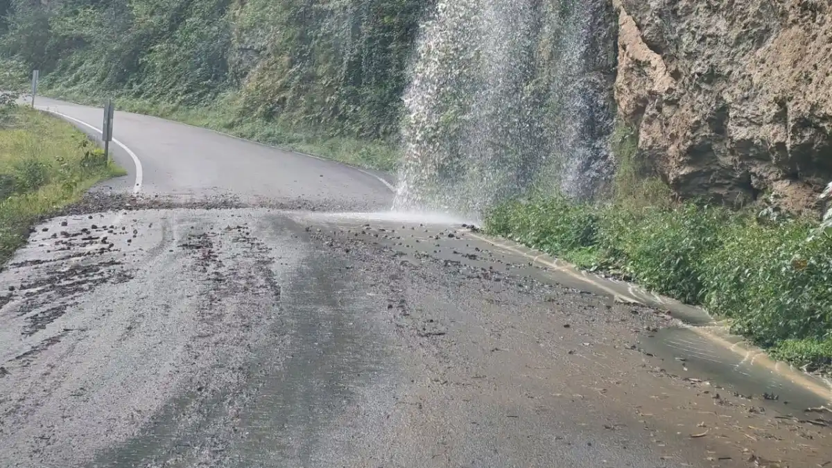 Trabzon’da yağış sonrası yol tehlikeli hale geldi! Sürücülere uyarı