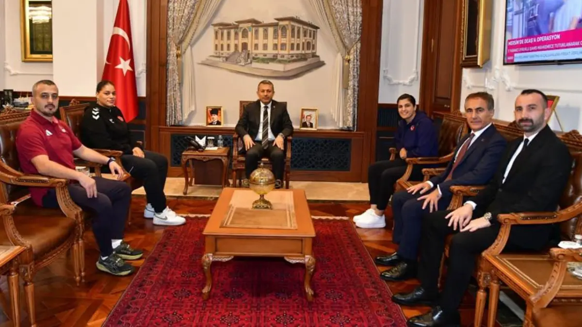 Trabzonlu şampiyonlar Vali Tahir Şahin’i ziyaret etti