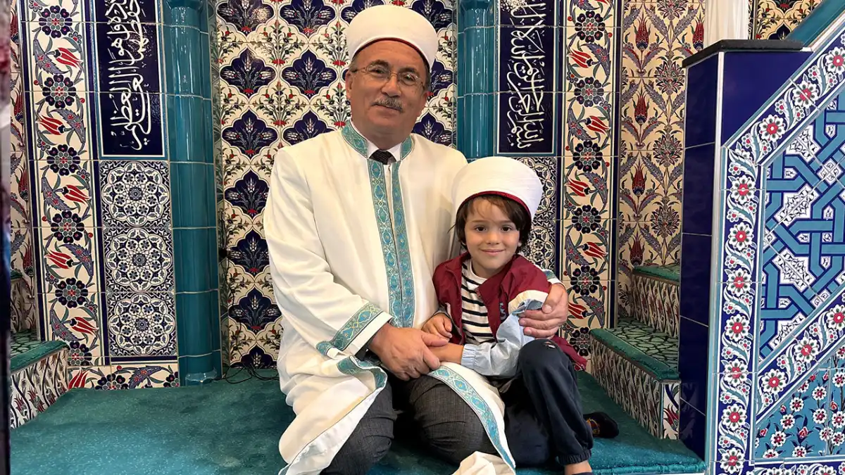 5 yaşındaki Altan'dan cami imamına kavuşma anı güvenlik kamerasına yansıdı