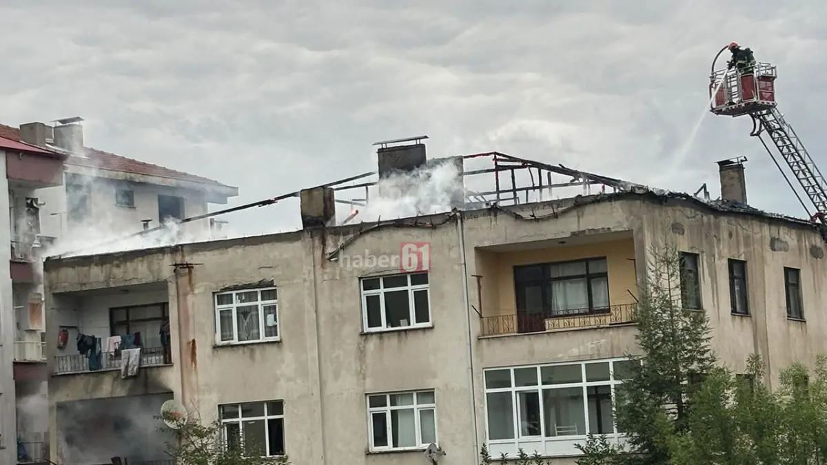 Akçaabat’ta feci yangın! Alevler binanın çatısını sardı