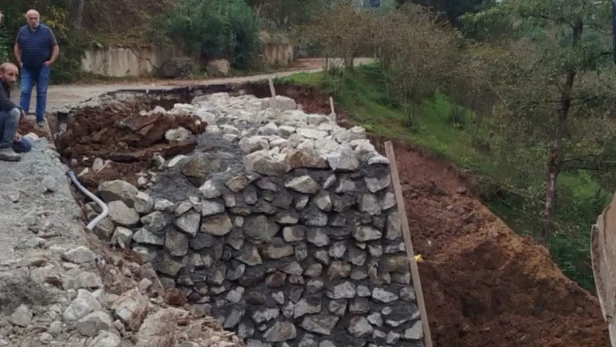 Arsin’de iki mahallenin ortak kullandığı yol onarılıyor! AFAD ekipleri sahada