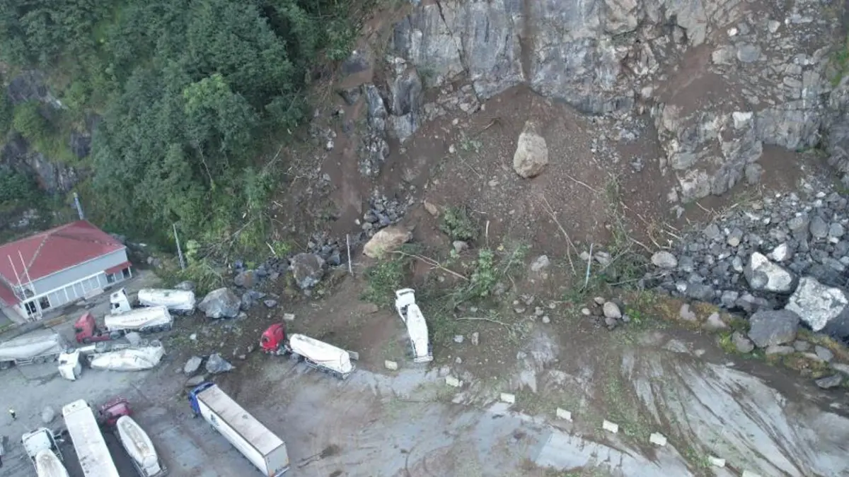Artvin’de 1 kişinin öldüğü heyelanın boyutu havadan görüntülendi!