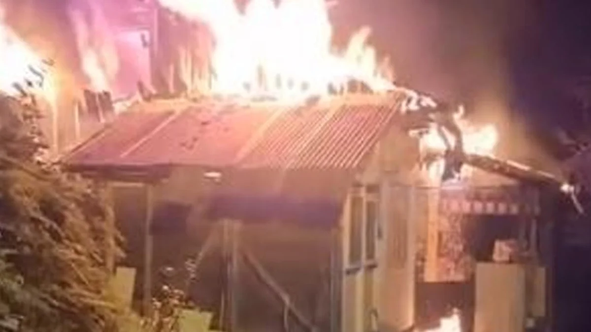Artvin’de gece saatlerinde korkutan yangın! Ahşap ev çöktü