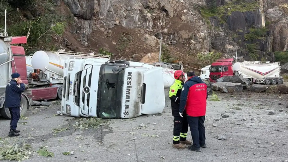 Artvin'de korkunç olay can aldı! Dev kayalar tır parkına düştü