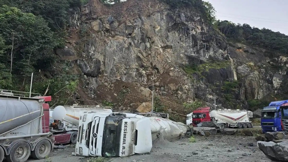 Artvin'deki heyelan sonrası tehlike sürüyor! Tırlar bölgeden kaldırılamadı