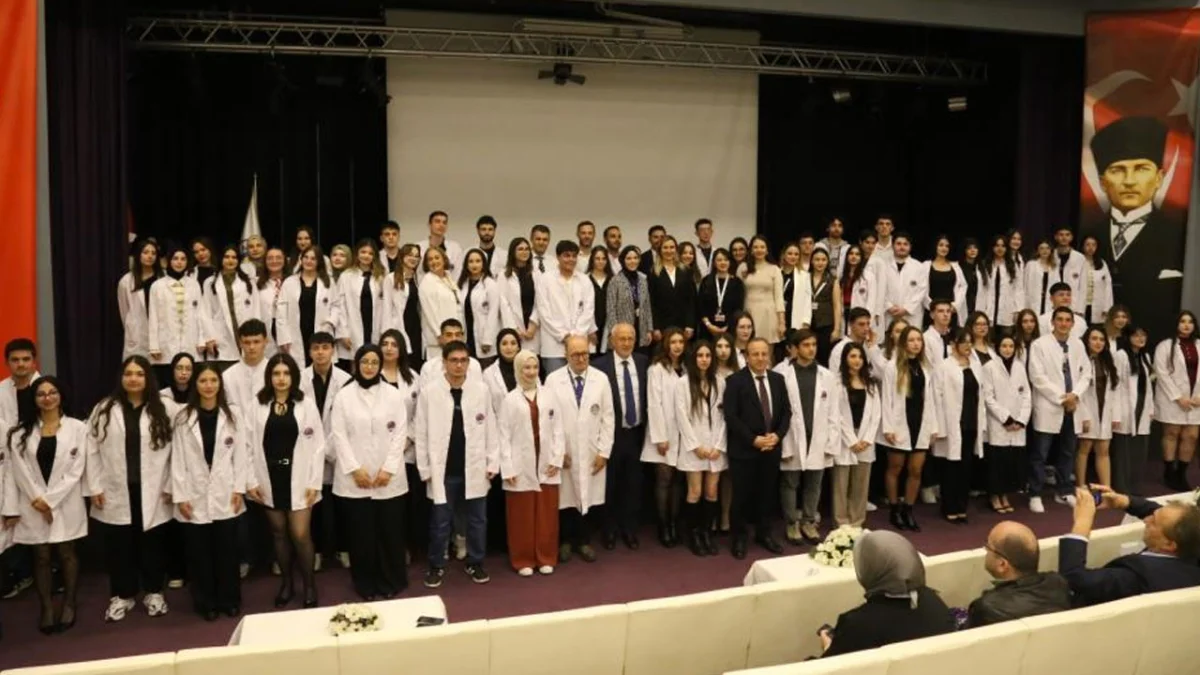 Avrasya Üniversitesi’nde sağlık öğrencileri beyaz önlüklerini giydi