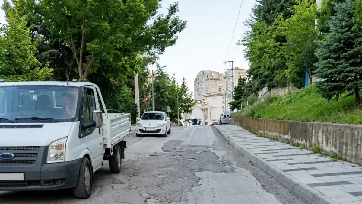Başkan Kaya’ya mahalle ziyaretinde soruldu: "Yollar neden yapılmıyor?"