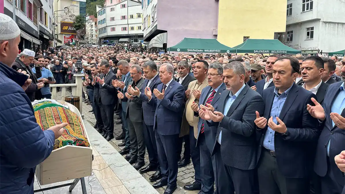 Başkan Refik Kurukız’ın annesi son yolculuğuna uğurlandı