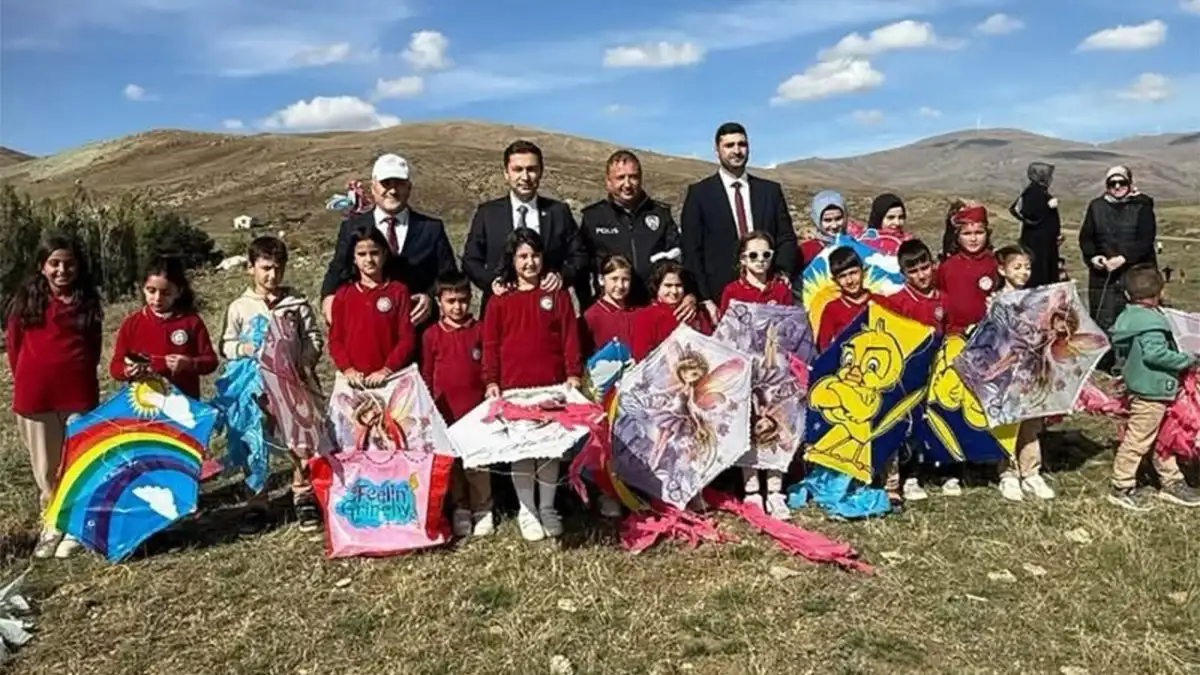 Bayburt Aydıntepe’de öğrenciler uçurtmalarını gökyüzüne bıraktı