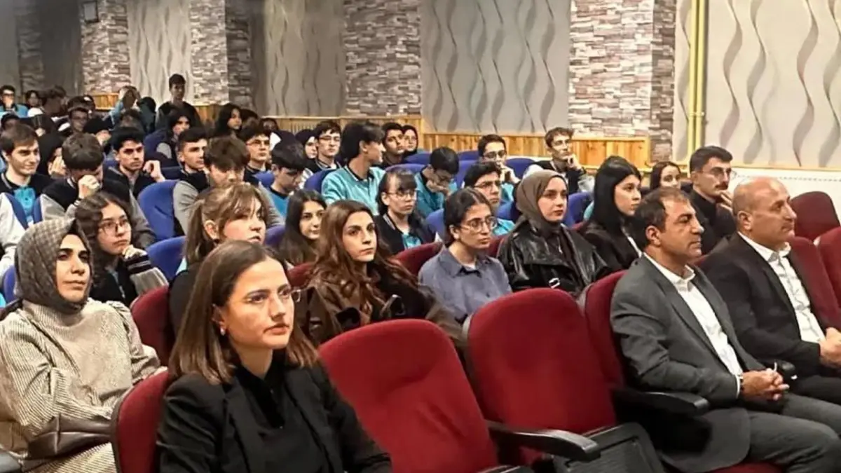 Bayburt Fen Lisesinde öğrencilere Avrupa'daki eğitim fırsatları tanıtıldı