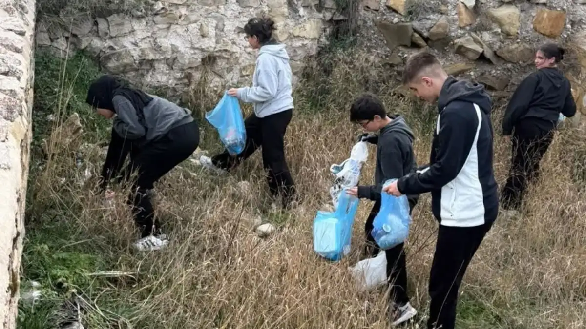 Bayburt Lisesi öğrencilerinden tarihi kalede temizlik çalışması