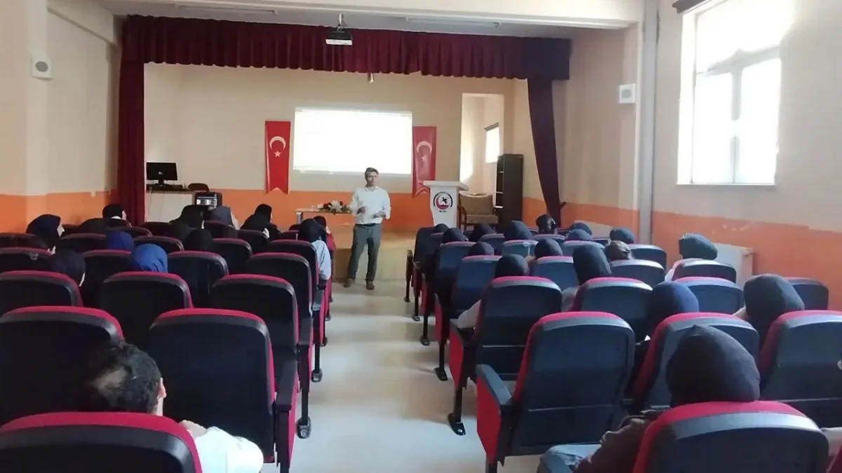 Bayburt’ta 12. sınıf öğrencilerine YKS ve tercih süreci anlatıldı