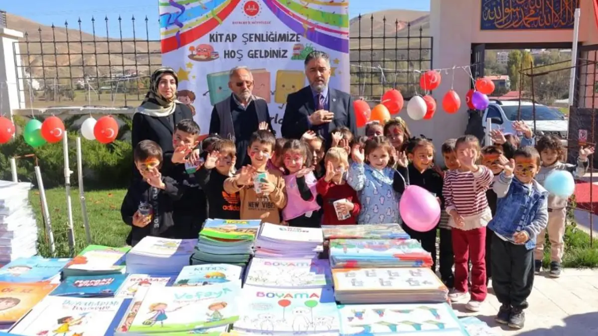 Bayburt’ta çocuklar biriktirdikleri harçlıklarla kitap aldı