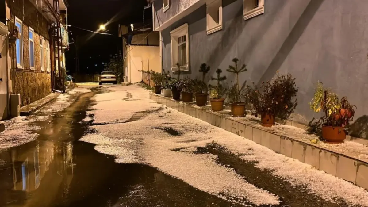Bayburt’ta Fındık büyüklüğünde dolu! Sokaklar beyaza büründü