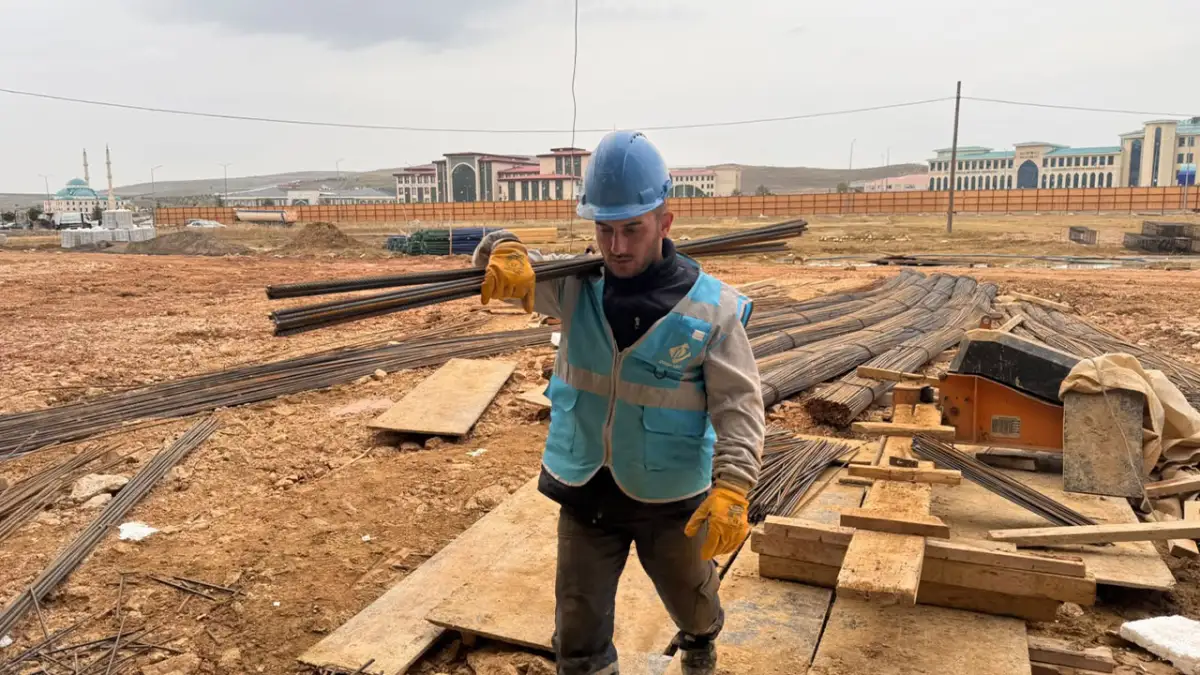 Bayburt’ta inşaat işçisinden örnek davranış! Çamurlu botlarını kapıda çıkardı