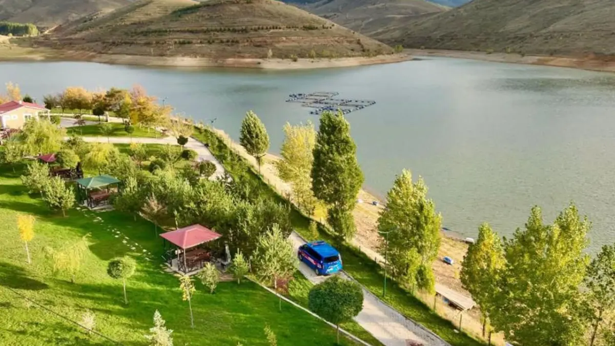 Bayburt’ta jandarma ekiplerinin gölet manzaralı devriyesi