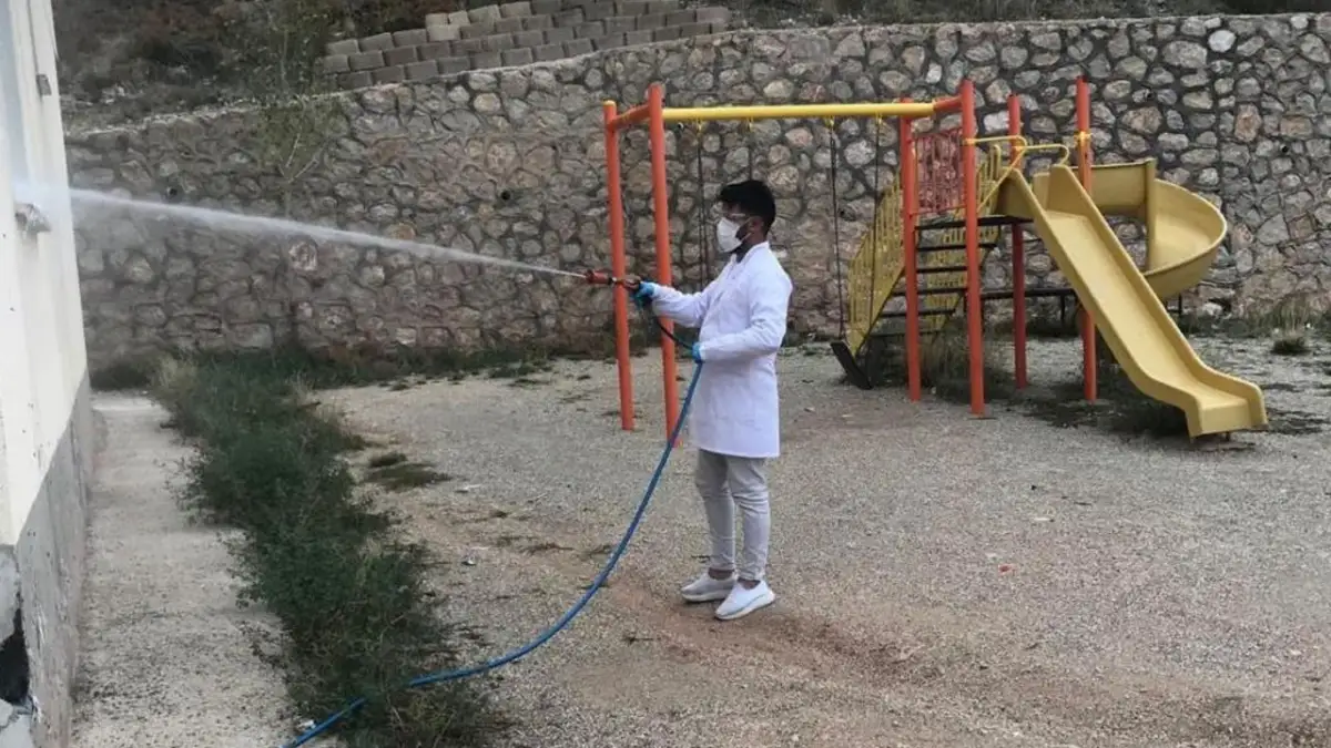 Bayburt’ta kışlak alanlara yönelen zararlılara karşı ilaçlama çalışması