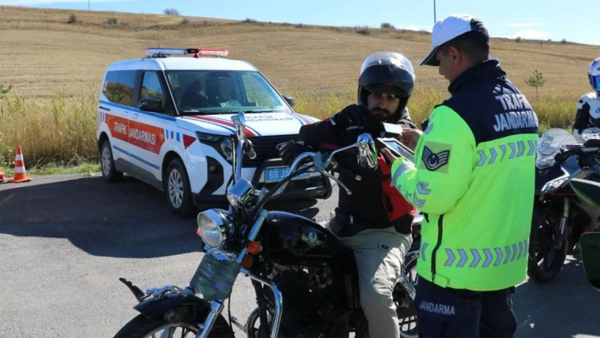 Bayburt’ta motosiklet sürücülerine trafik denetimi ve yerinde eğitim
