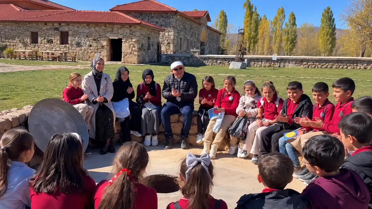 Bayburt'ta öğrencilerden tandır başında Atatürk'ün sevdiği türküye özel yorum