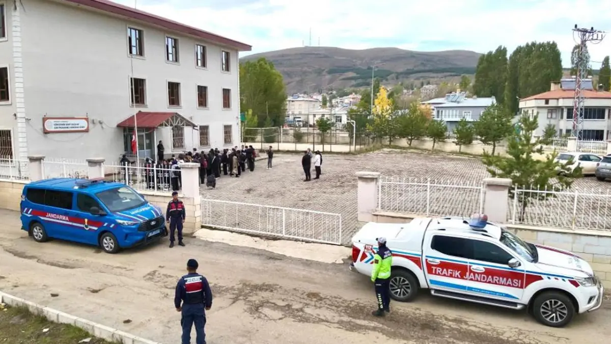 Bayburt’ta okul çevrelerinde jandarmadan güvenlik denetimi!