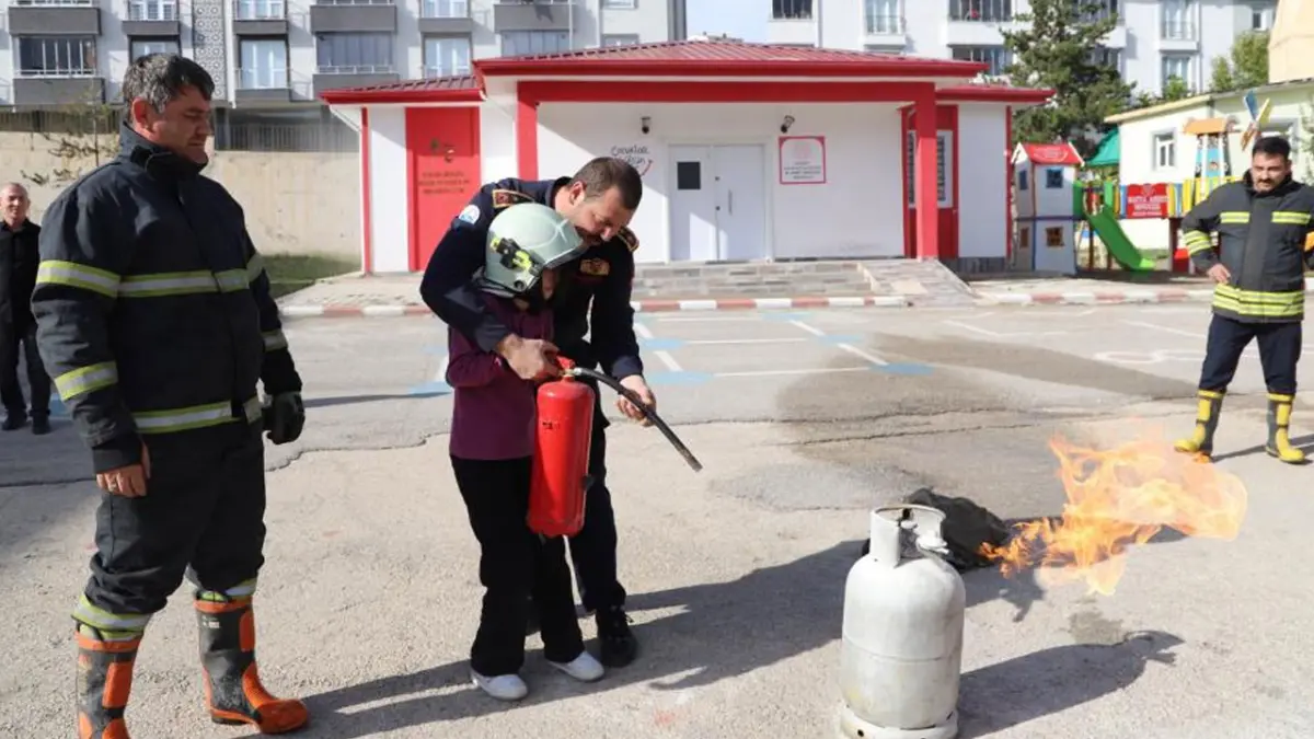 Bayburt’ta okulda afet tatbikatı! Öğrenciler güvenli şekilde tahliye edildi