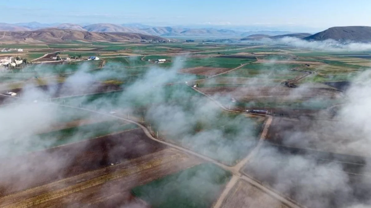 Bayburt’un Demirözü ilçesini sis kapladı