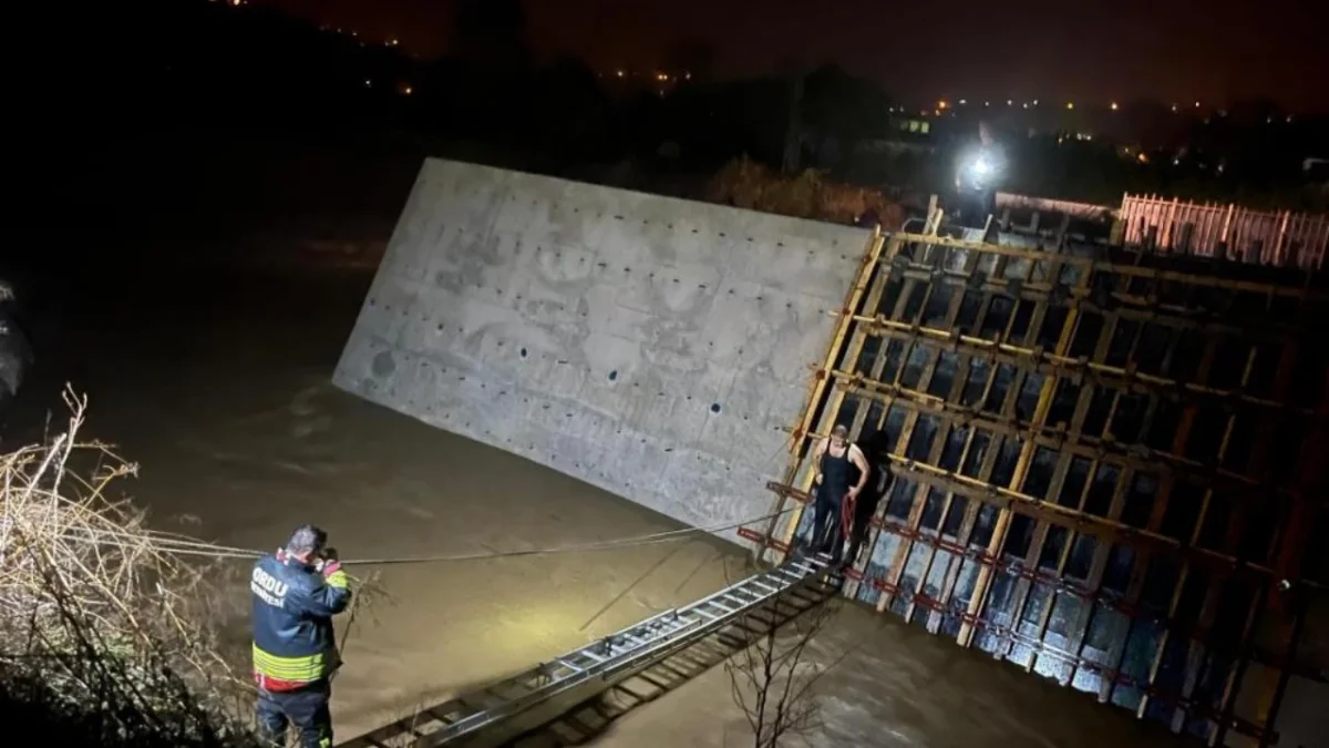 Bölgemizde korku dolu anlar! Beton mikseri ırmakta mahsur kaldı